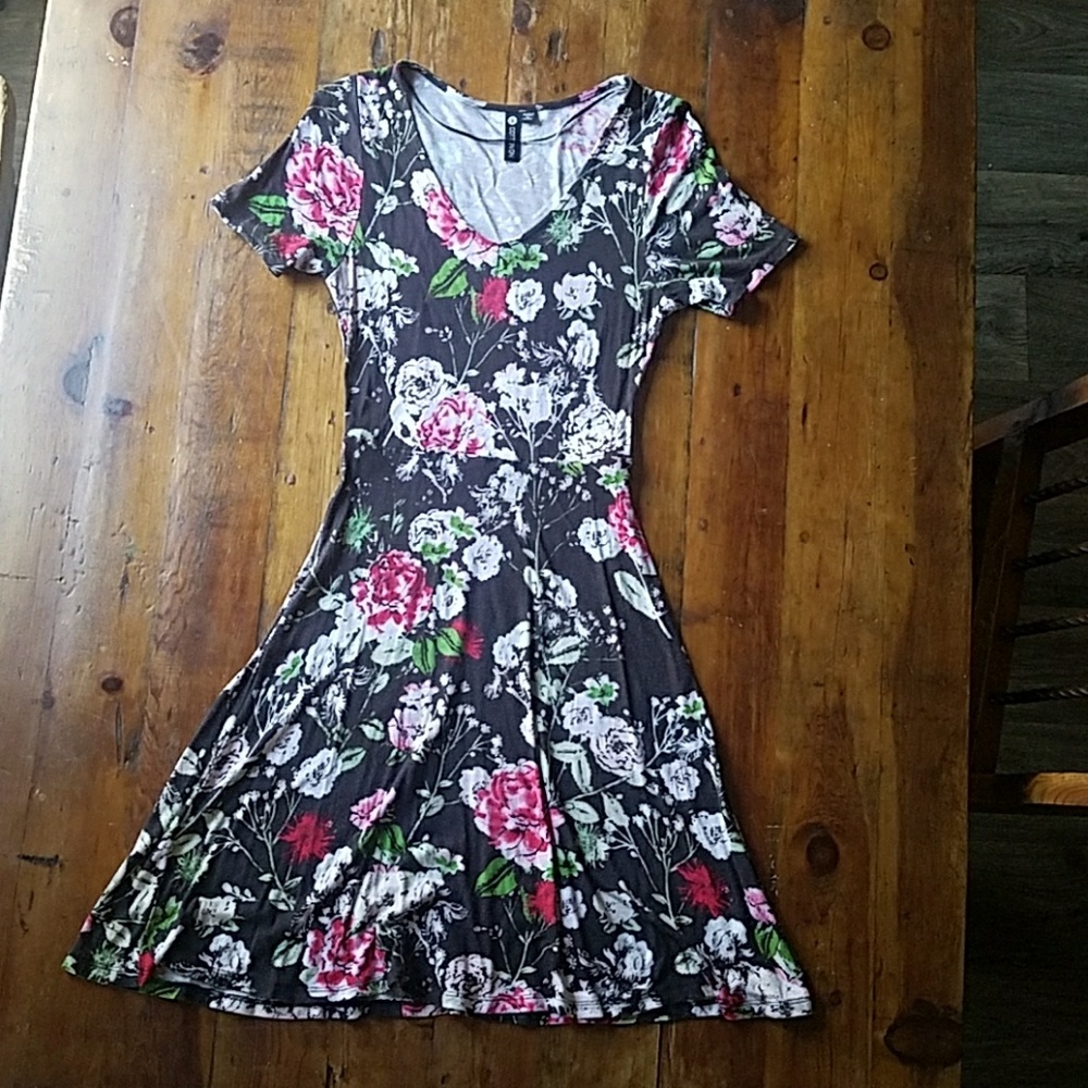 🌹 MAKE ME AN OFFER! Floral skater dress